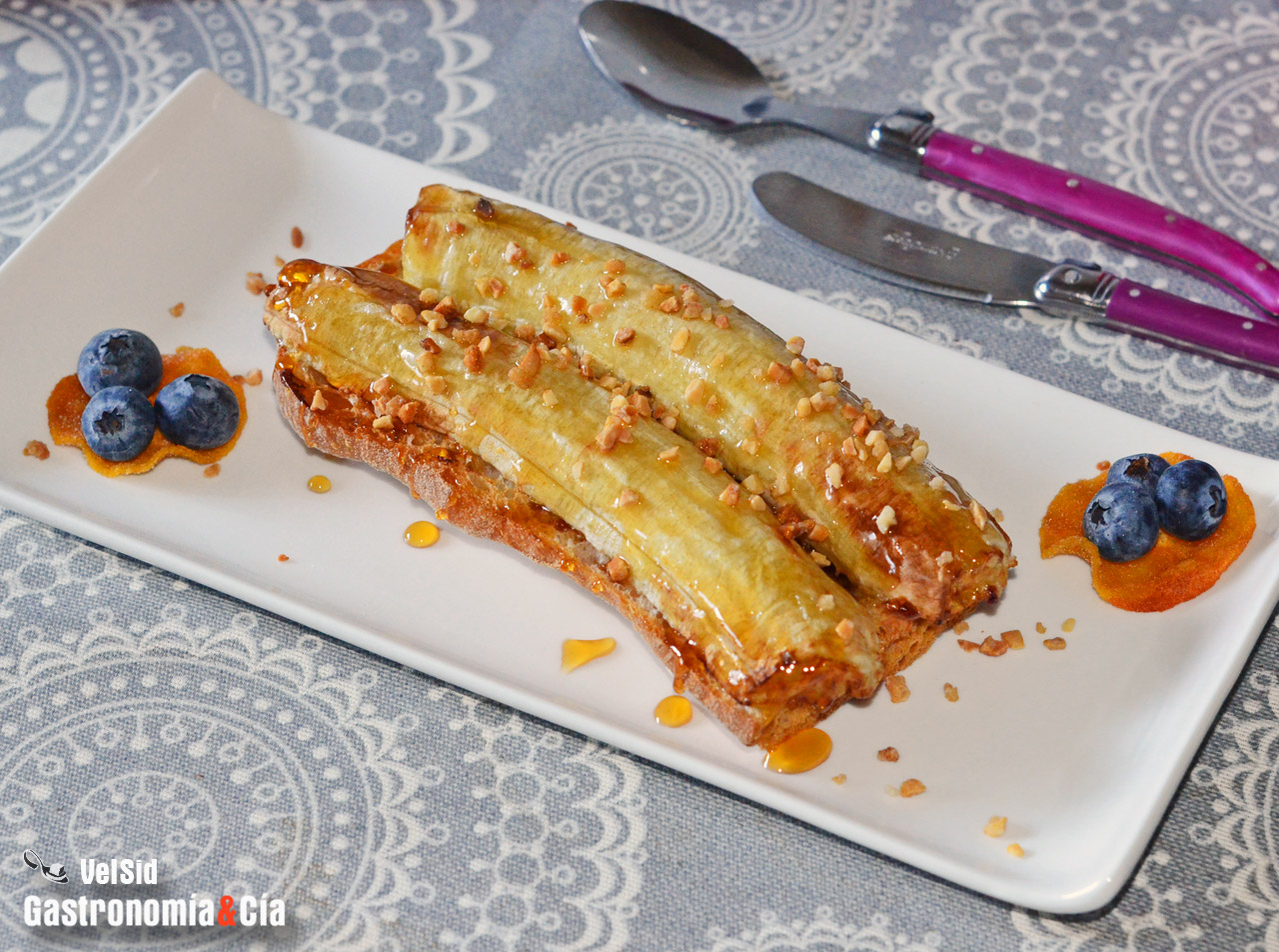 Tostada de plátano asado con miel