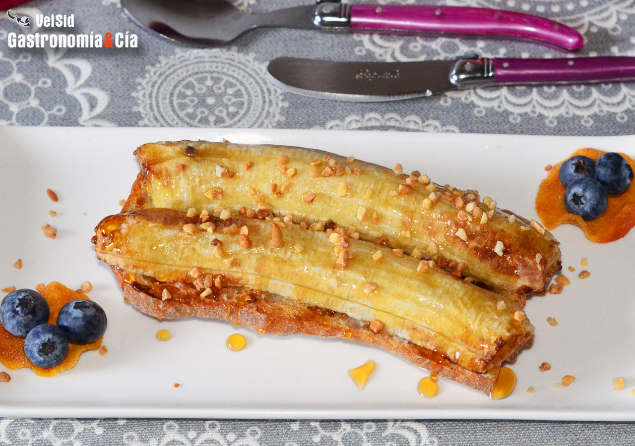 Tostada de plátano asado con miel