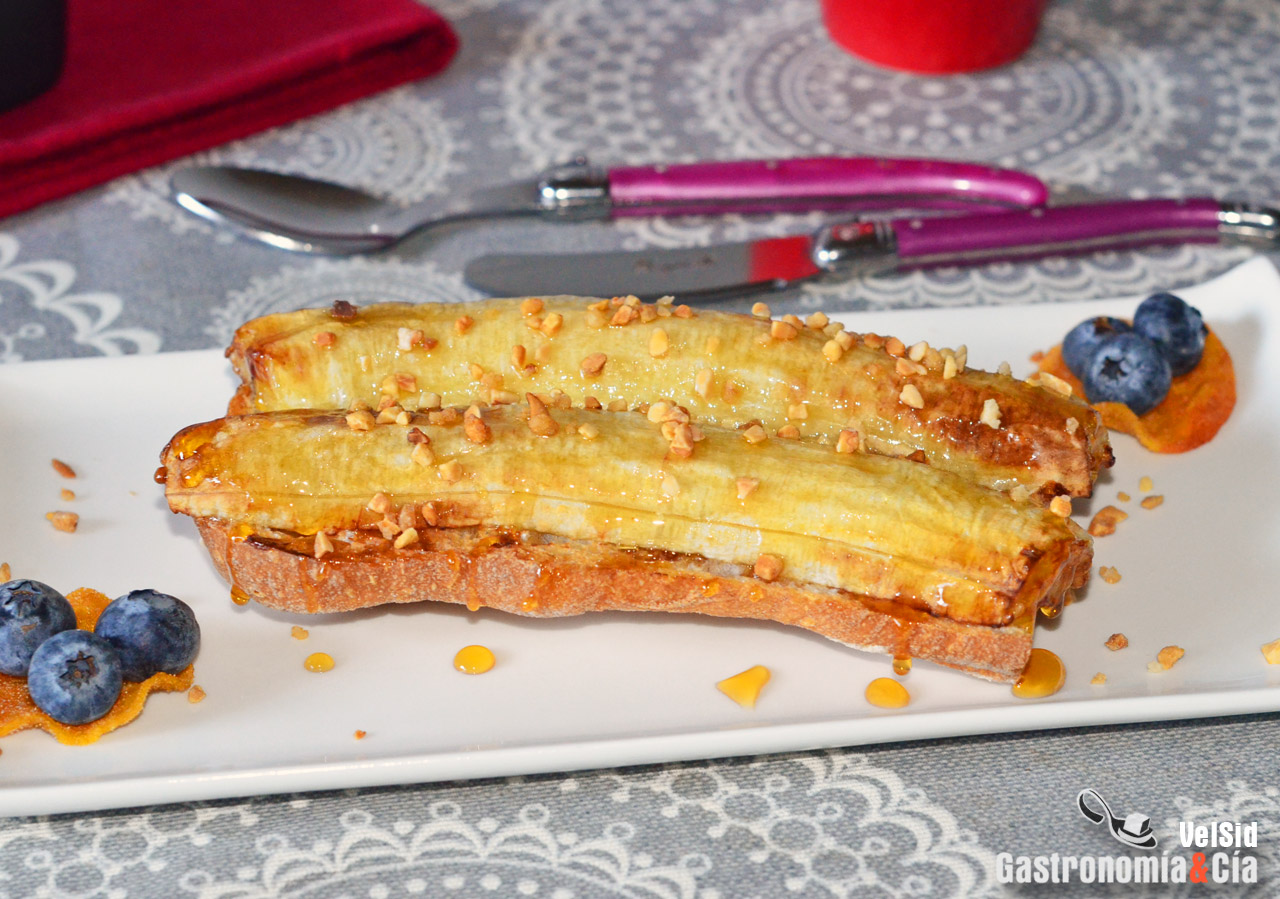 Tostada de plátano asado con miel