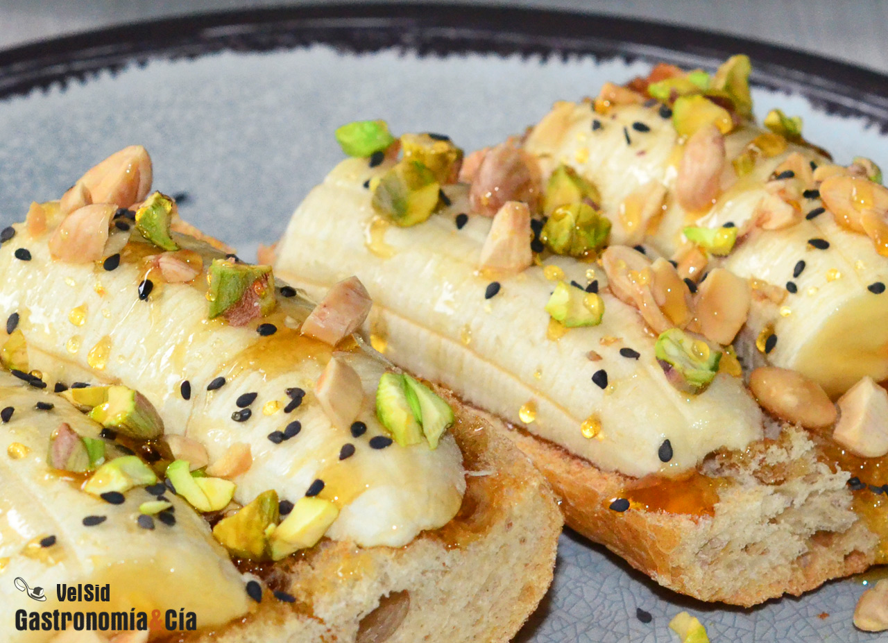 Tostadas con plátano, miel y pistachos