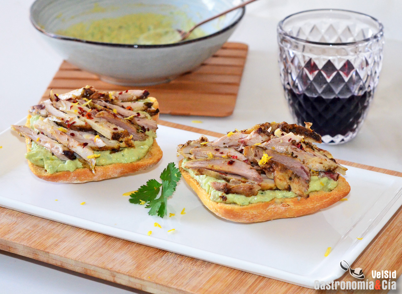 Tostadas con pollo asado y crema de aguacate