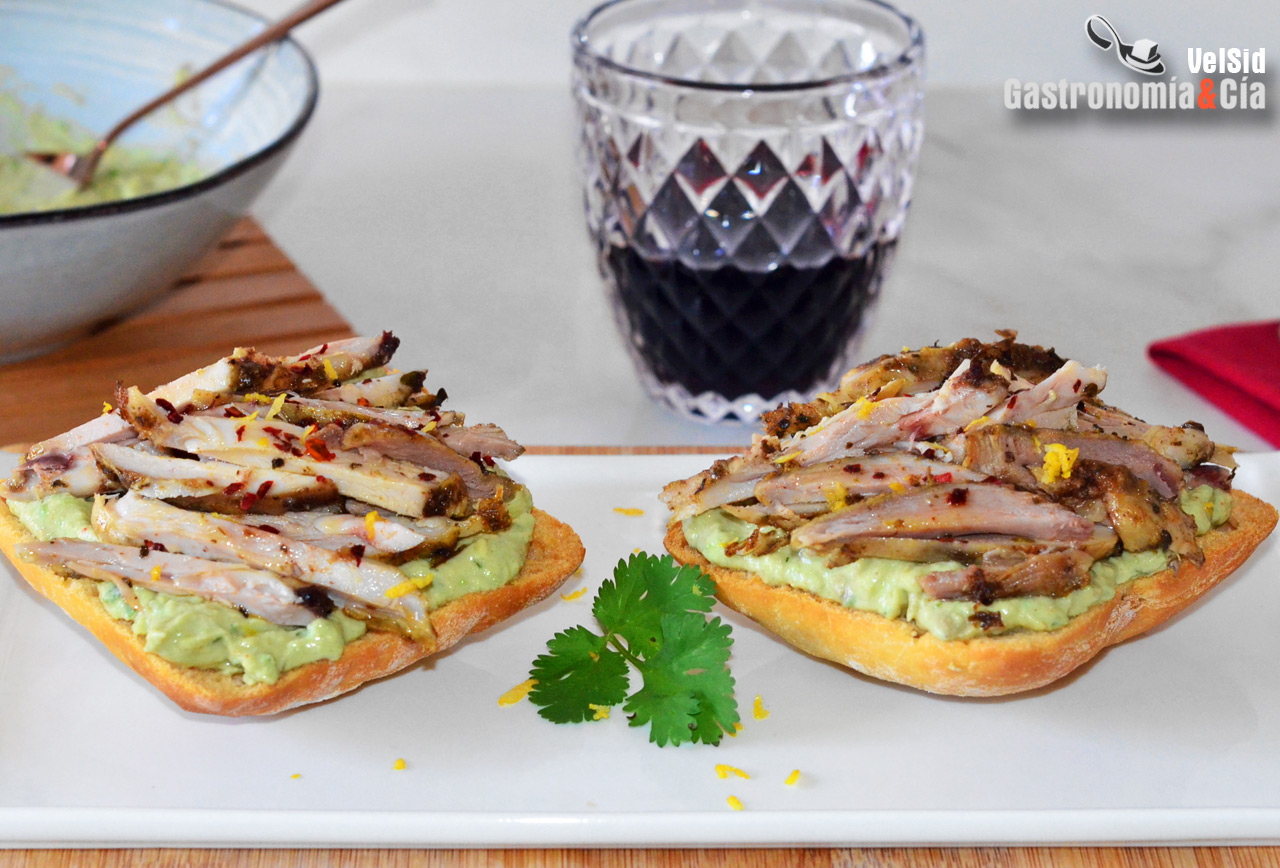 Tostadas con pollo asado y crema de aguacate