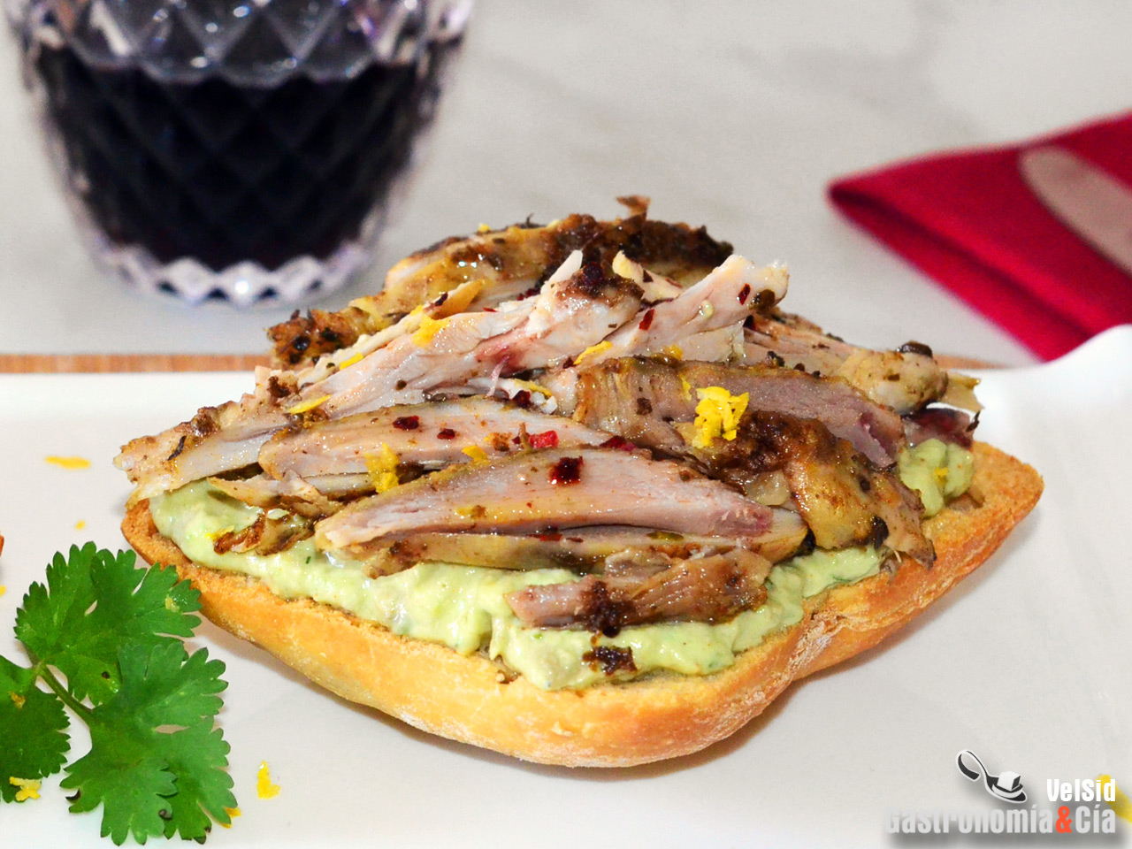 Tostadas con pollo asado y crema de aguacate