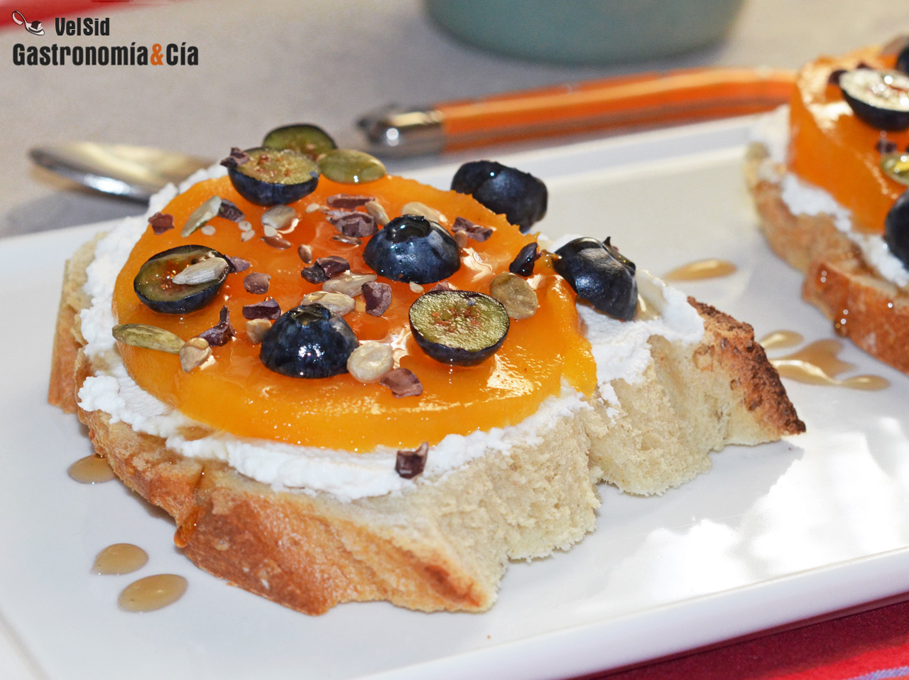 Tostadas con requesón, caqui persimon y semillas