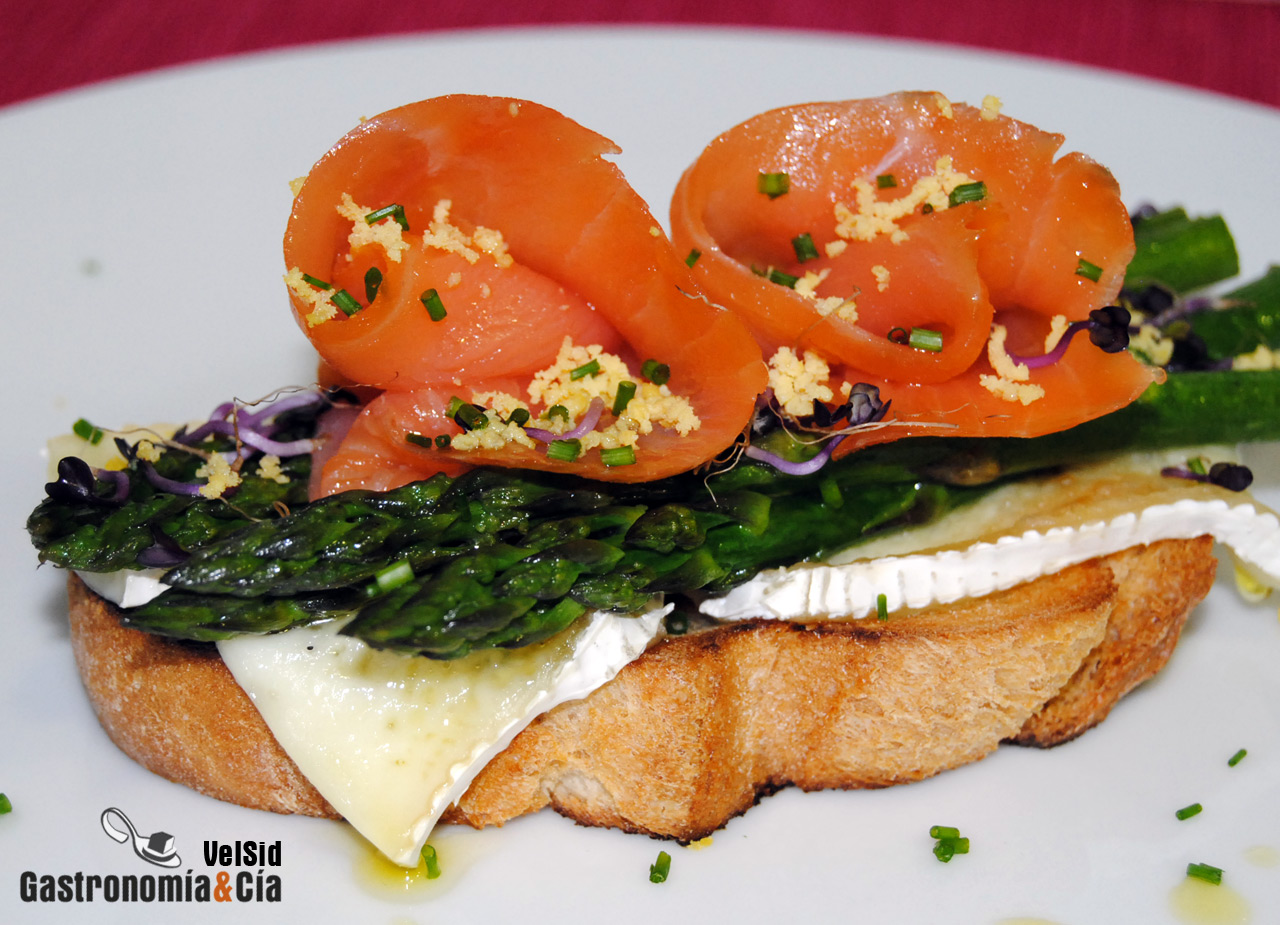 Tosta de espárragos, salmón y queso brie