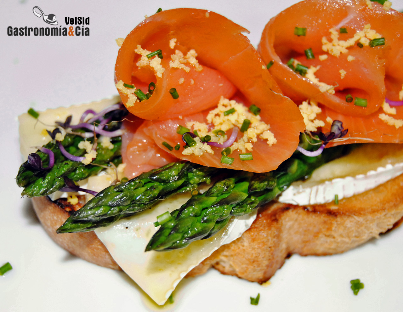 Tosta de espárragos, salmón y queso brie