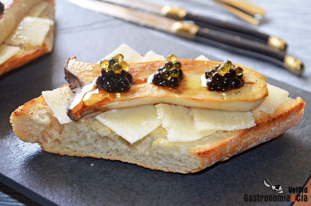 Tosta con seta de cardo y caviar de aove y vinagre bals