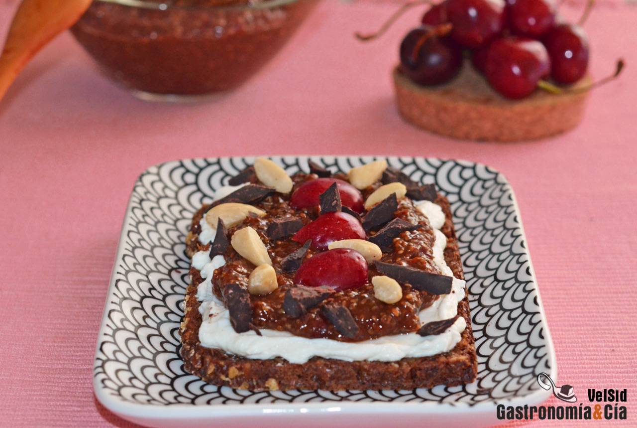 Tostada de centeno con speisequark, mermelada de cereza