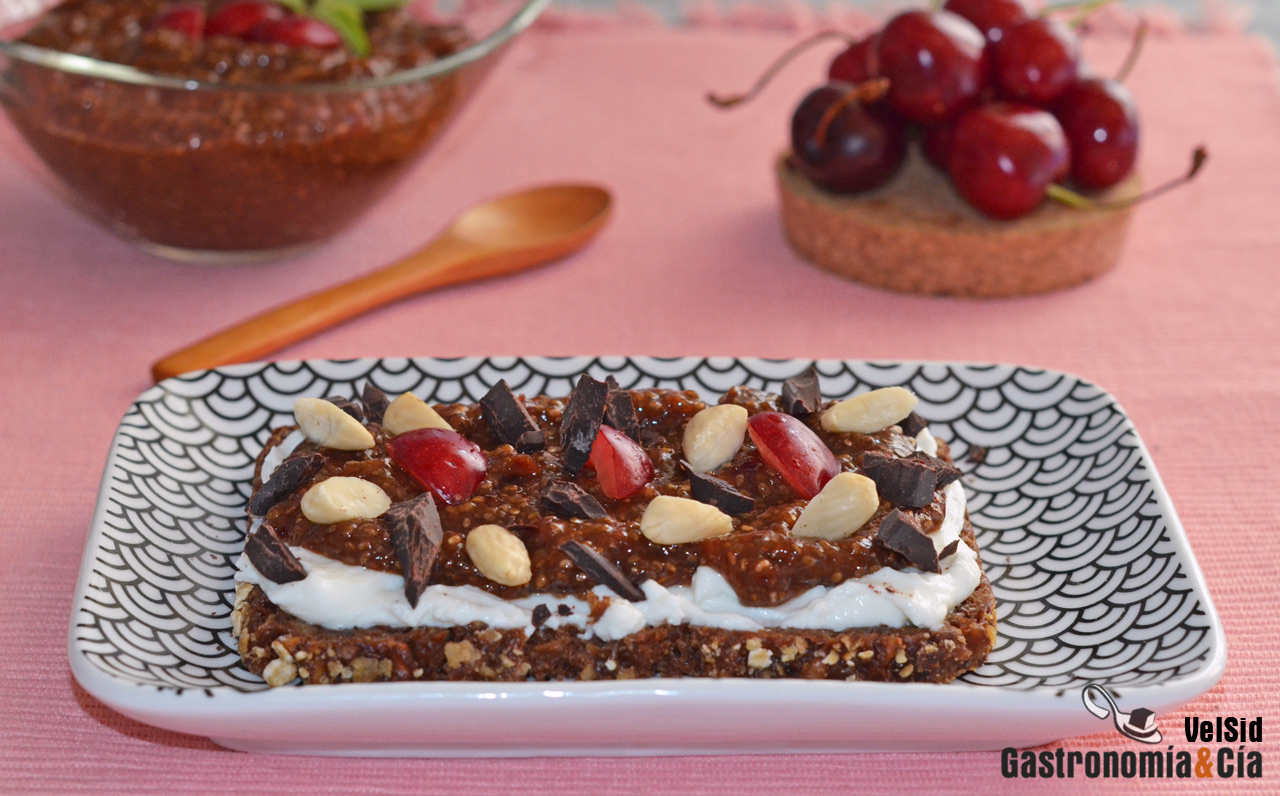 Tostada de centeno con speisequark, mermelada de cereza