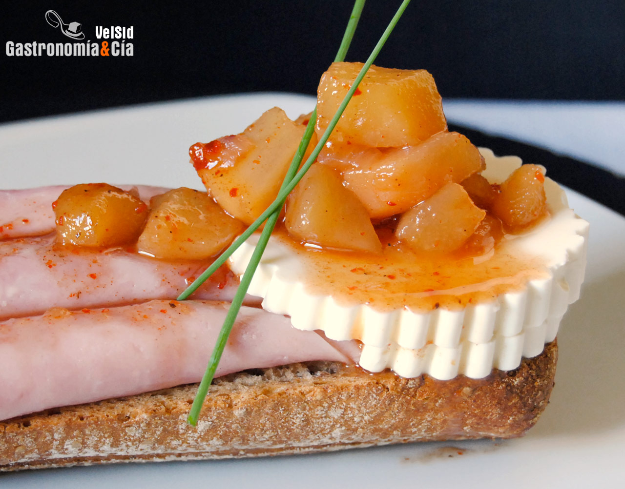 Tosta de centeno con pavo, queso fresco y chutney de pe