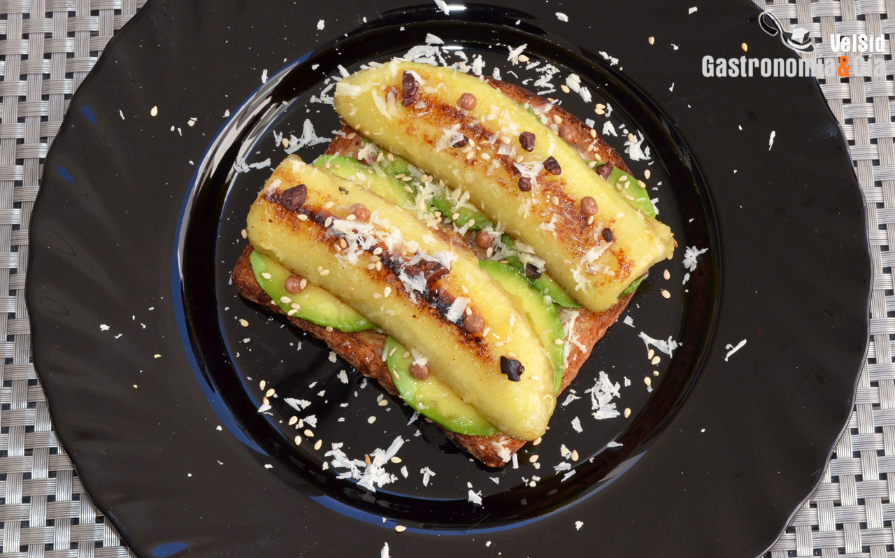 Tostada con aguacate y plátano caramelizado con ghee