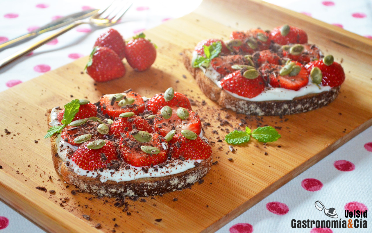 Tostadas con labneh, fresas y semillas de calabaza