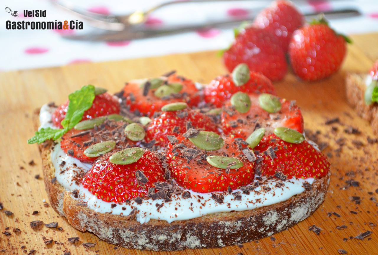 Tostadas con labneh, fresas y semillas de calabaza