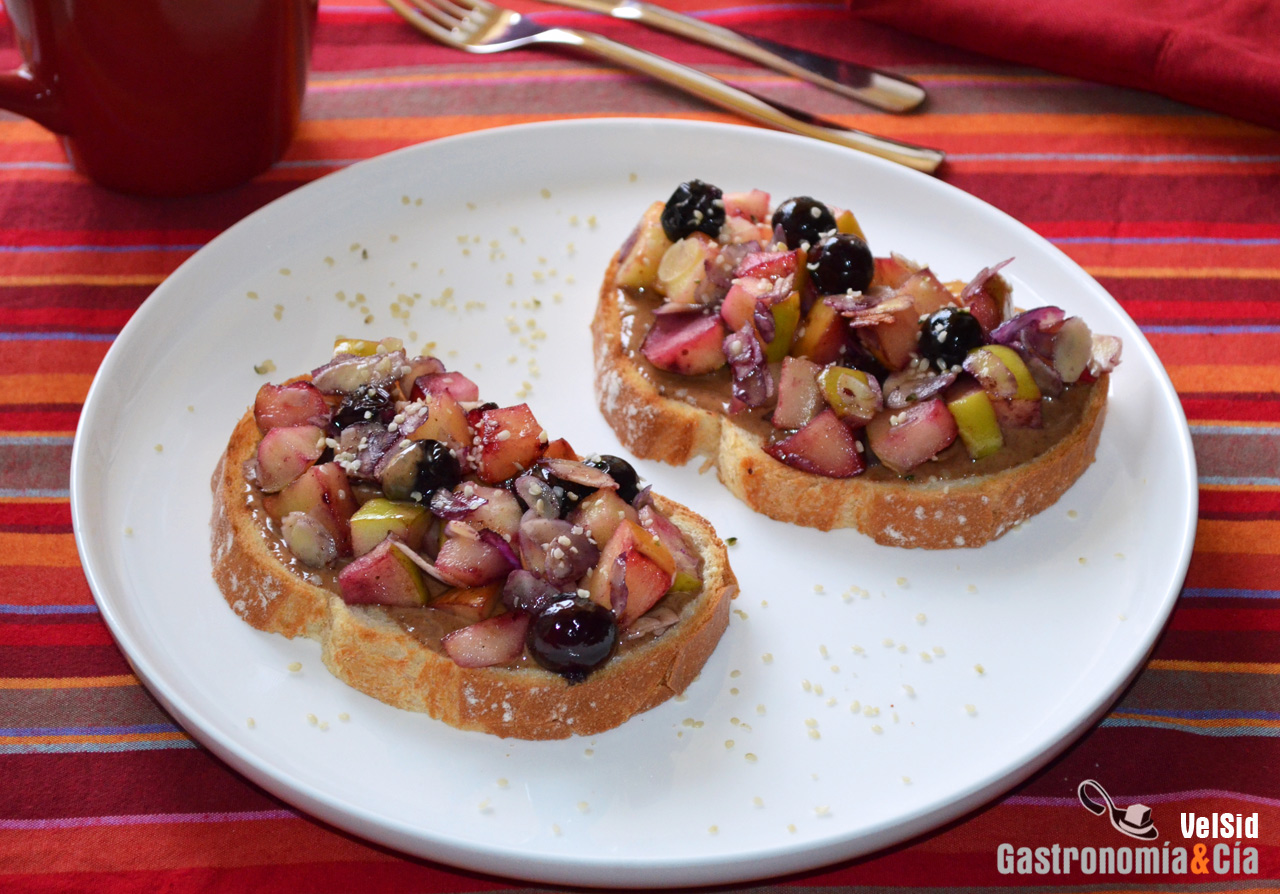 Tostadas con manzana, arándanos y almendra
