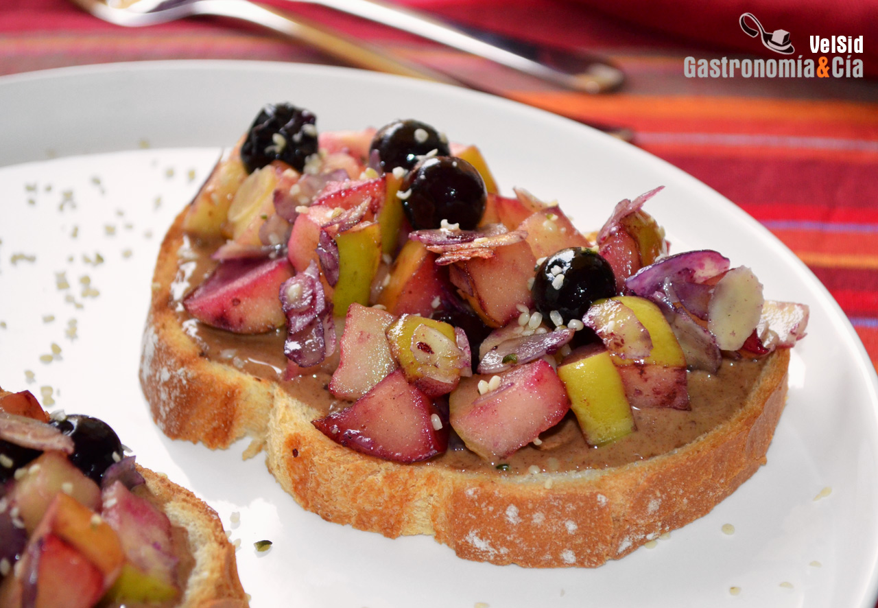 Tostadas con manzana, arándanos y almendra