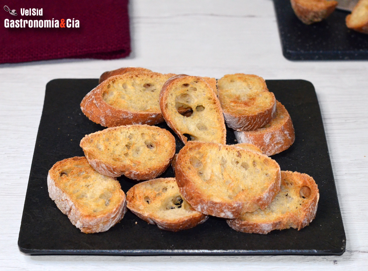 Cómo hacer rebanadas de pan tostado para canapés
