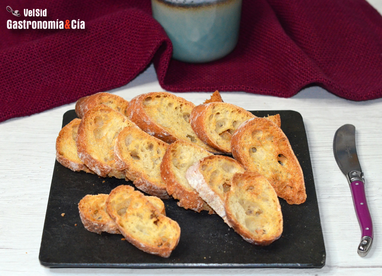 Cómo hacer rebanadas de pan tostado para canapés