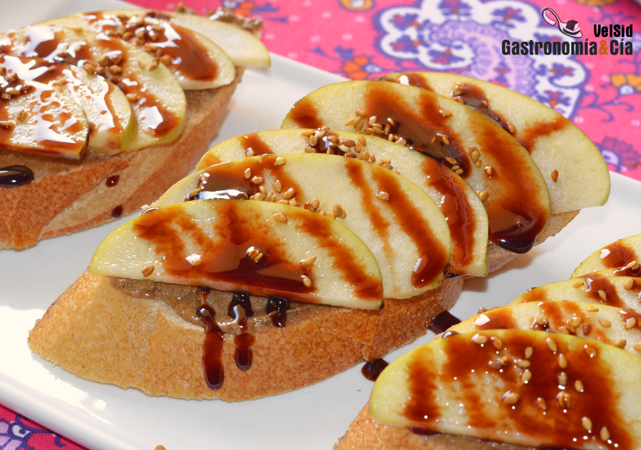 Tostadas con tahini, manzana y dátil, un desayuno lleno
