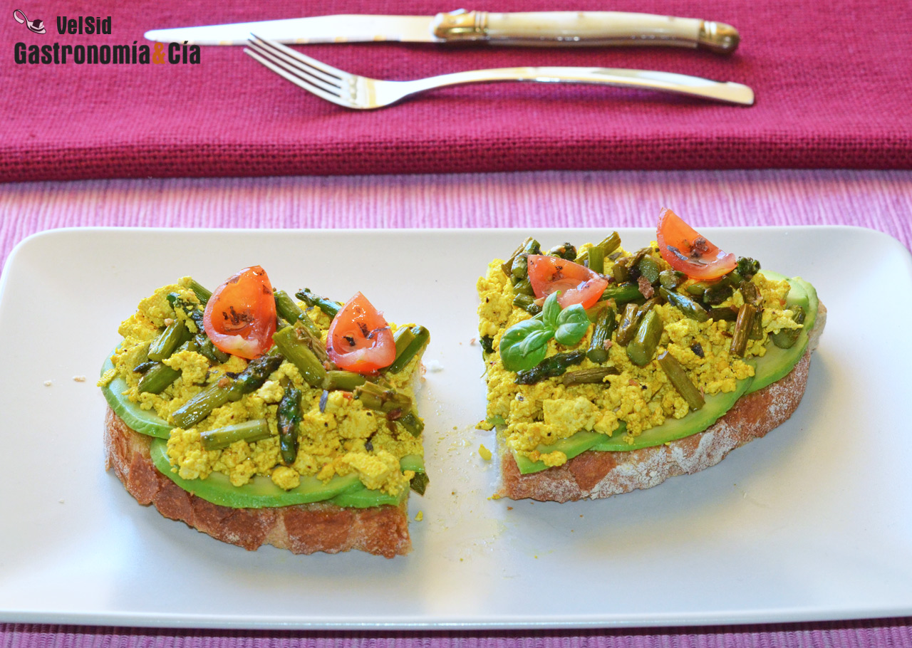 Tostada de aguacate, revuelto de tofu y espárragos 