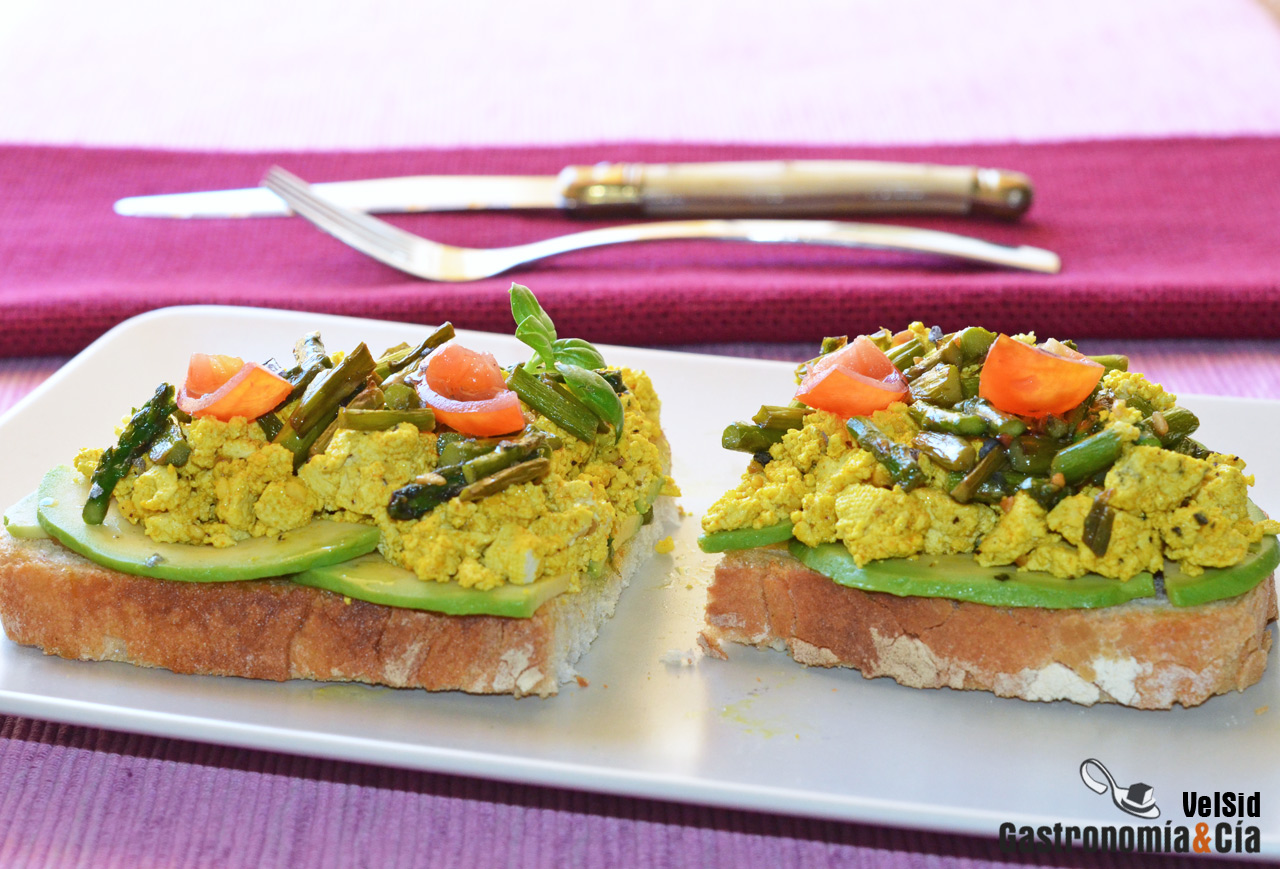 Tostada de aguacate, revuelto de tofu y espárragos 