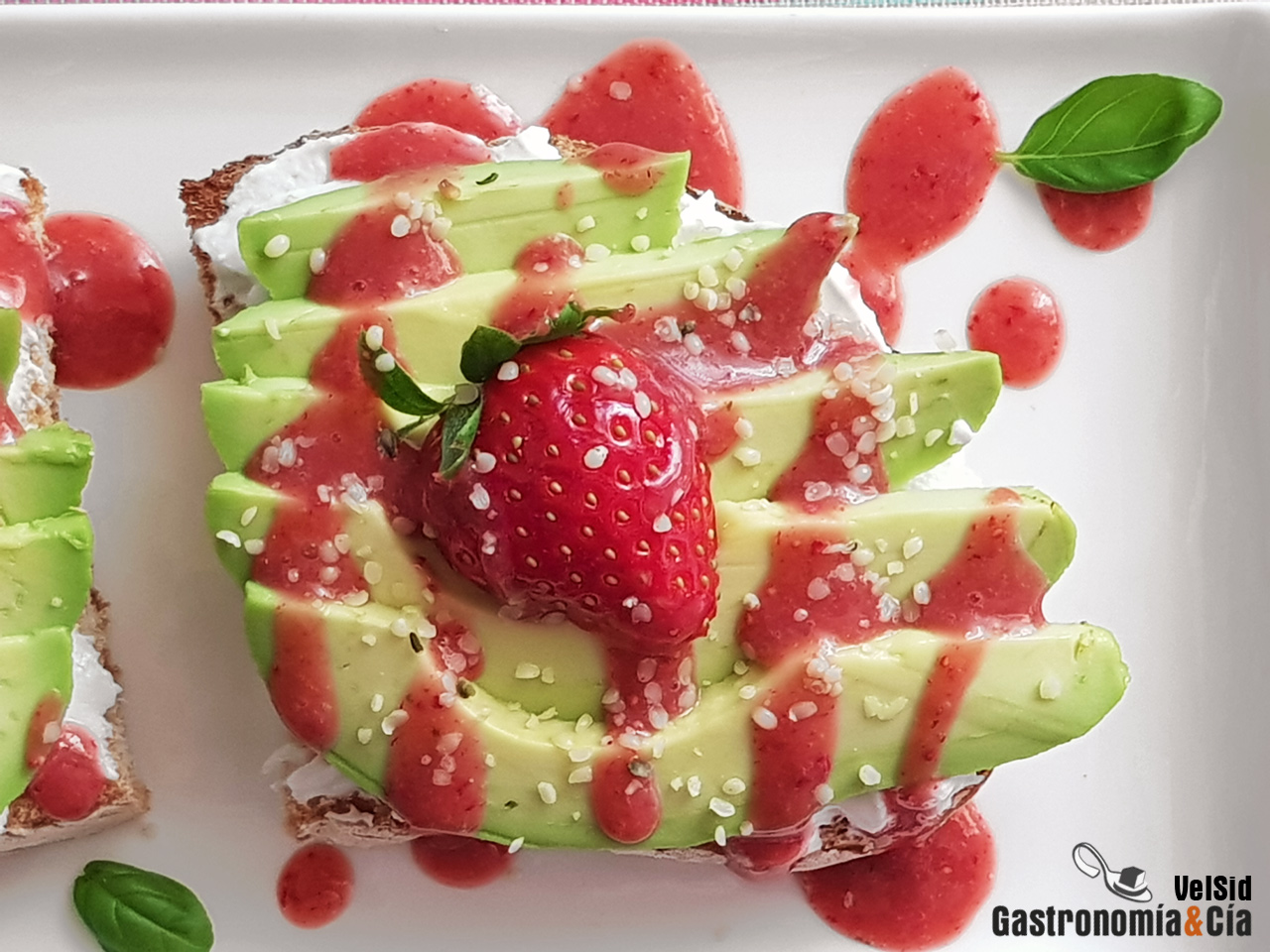 Tostadas con queso, aguacate y sirope de fresas