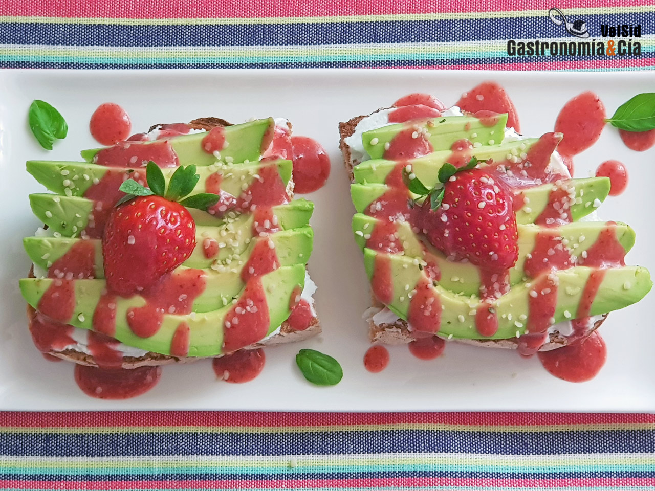 Tostadas con queso, aguacate y sirope de fresas