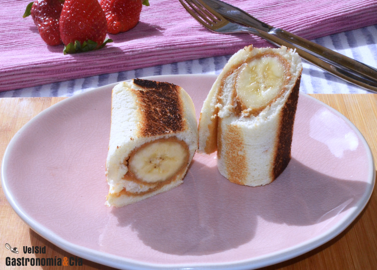 Tostadas enrolladas con plátano y mantequilla de cacahu