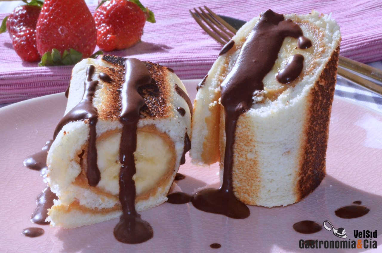 Tostadas enrolladas con plátano y mantequilla de cacahu