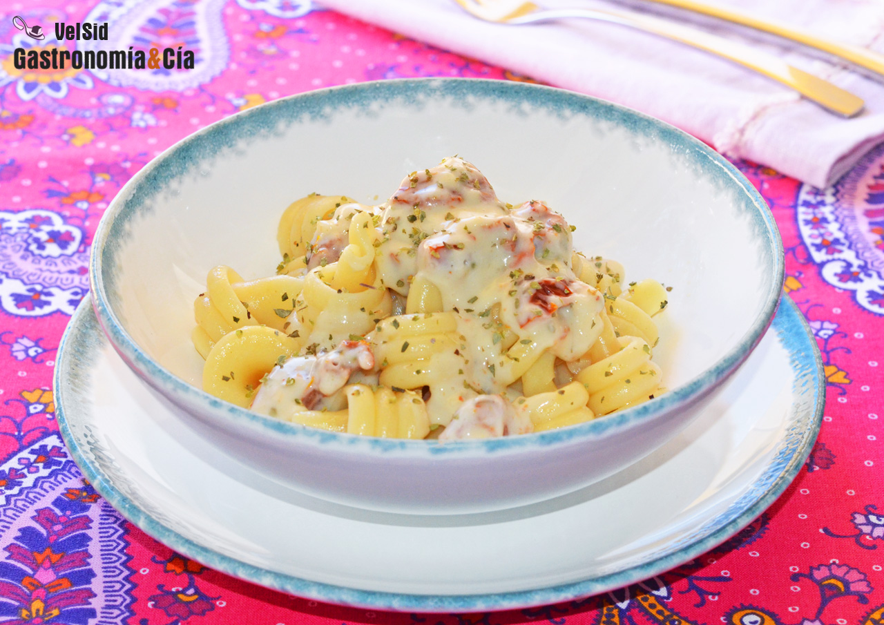 Trottole con bechamel vegana de tomate seco