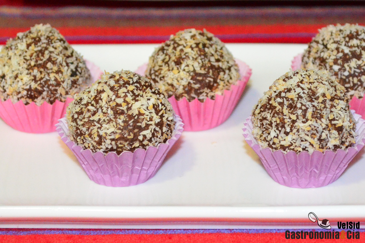 Trufas de chocolate, coco tostado y ron