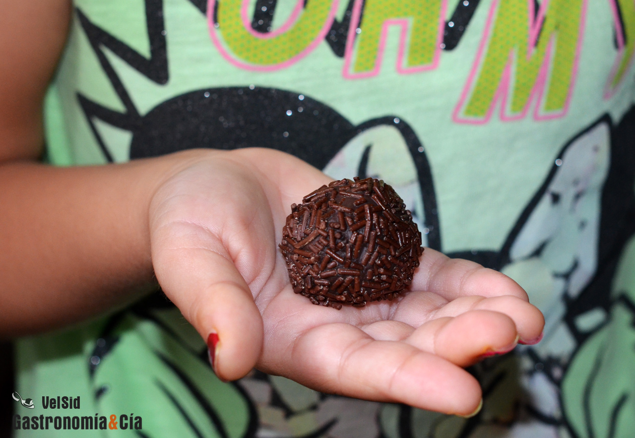 Trufas de chocolate y almendra tostada