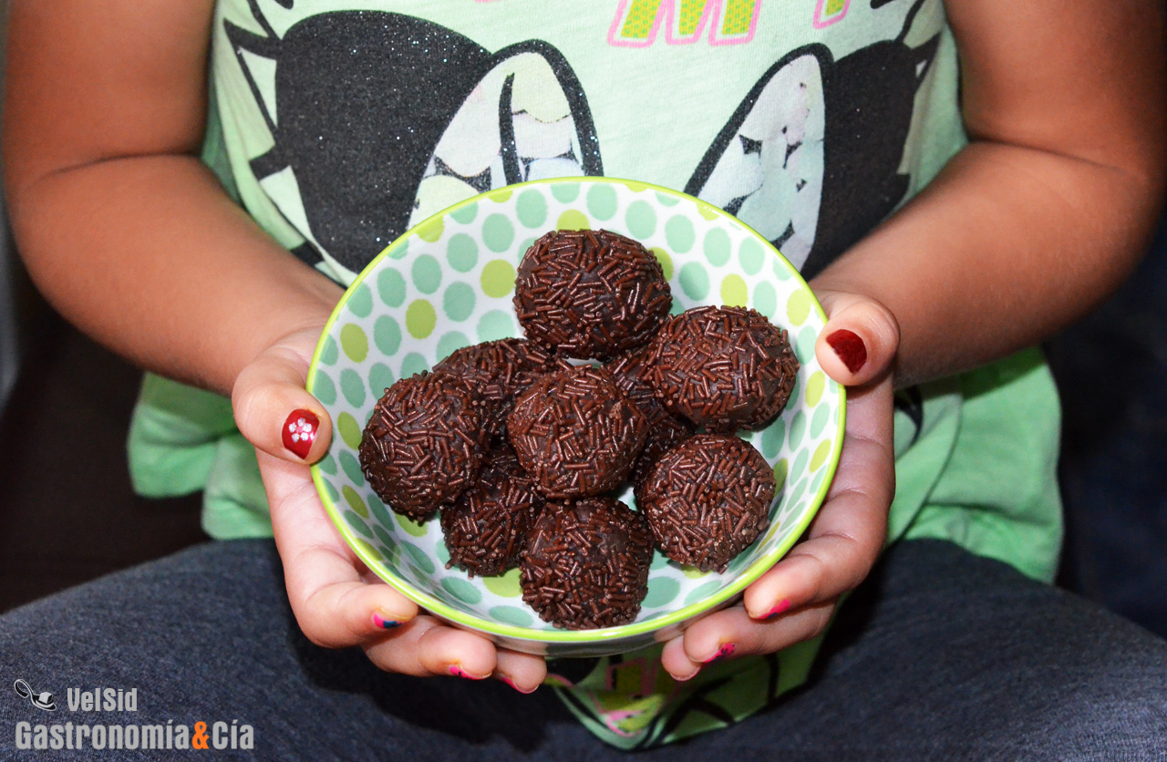 Trufas de chocolate y almendra tostada