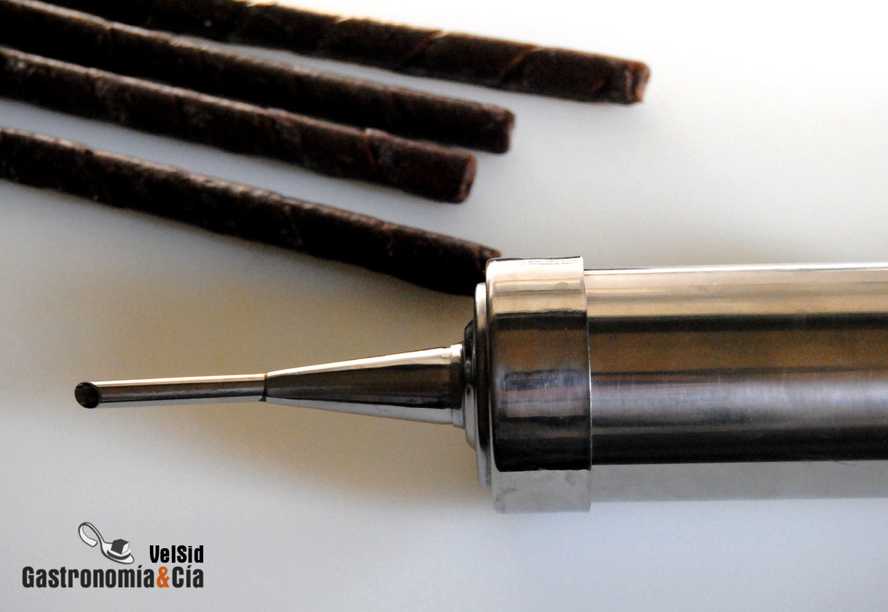 Turrón de chocolate relleno de barquillos y praliné