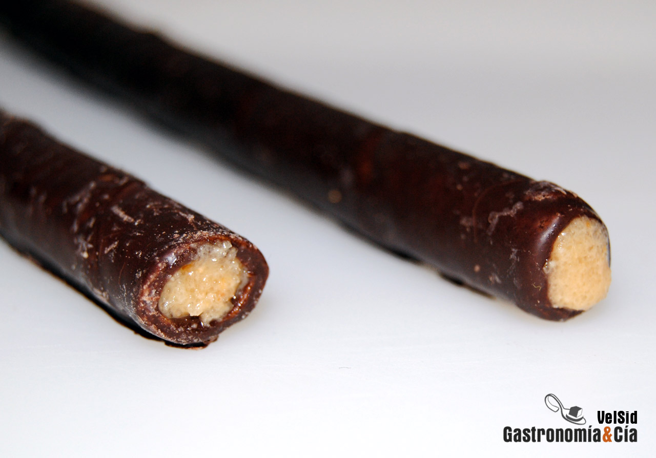 Turrón de chocolate relleno de barquillos y praliné