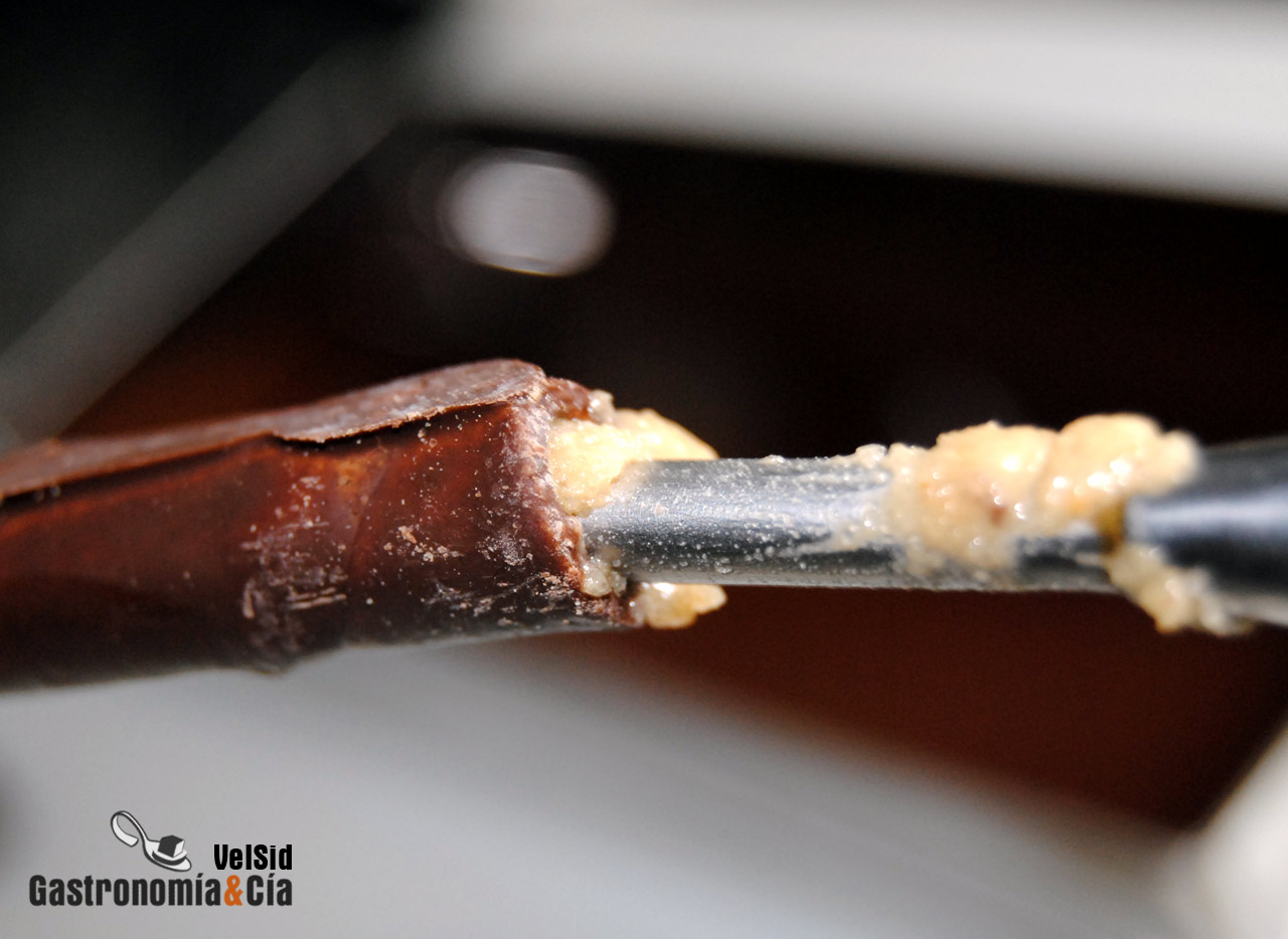 Turrón de chocolate relleno de barquillos y praliné