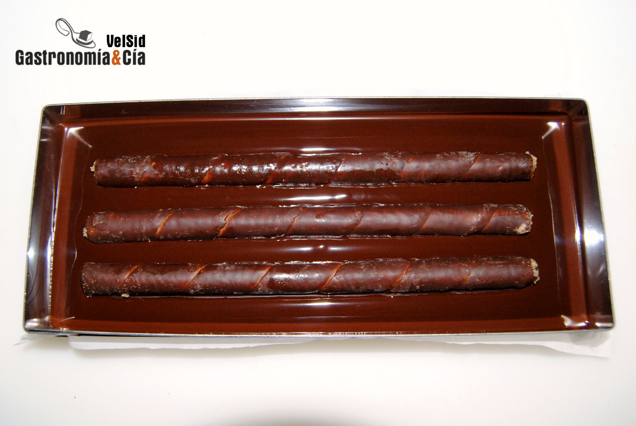Turrón de chocolate relleno de barquillos y praliné