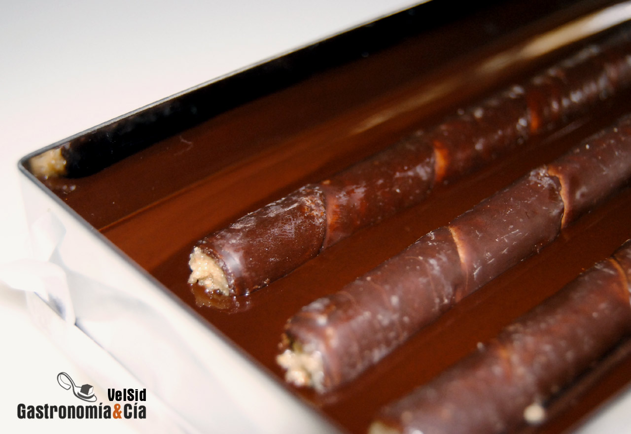 Turrón de chocolate relleno de barquillos y praliné