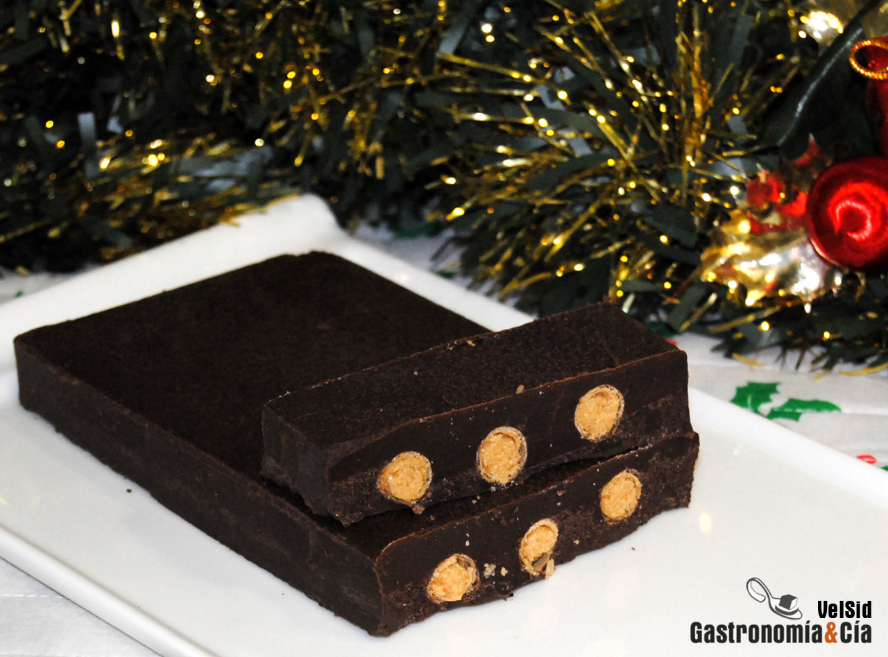 Turrón de chocolate relleno de barquillos y praliné