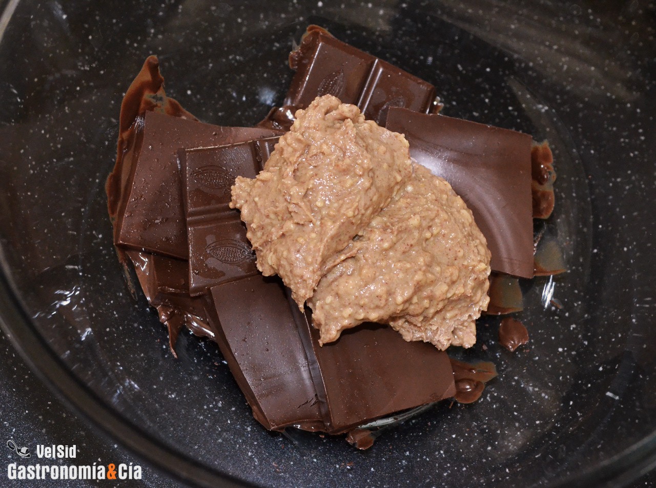 Turrón de chocolate y cacahuete crujiente