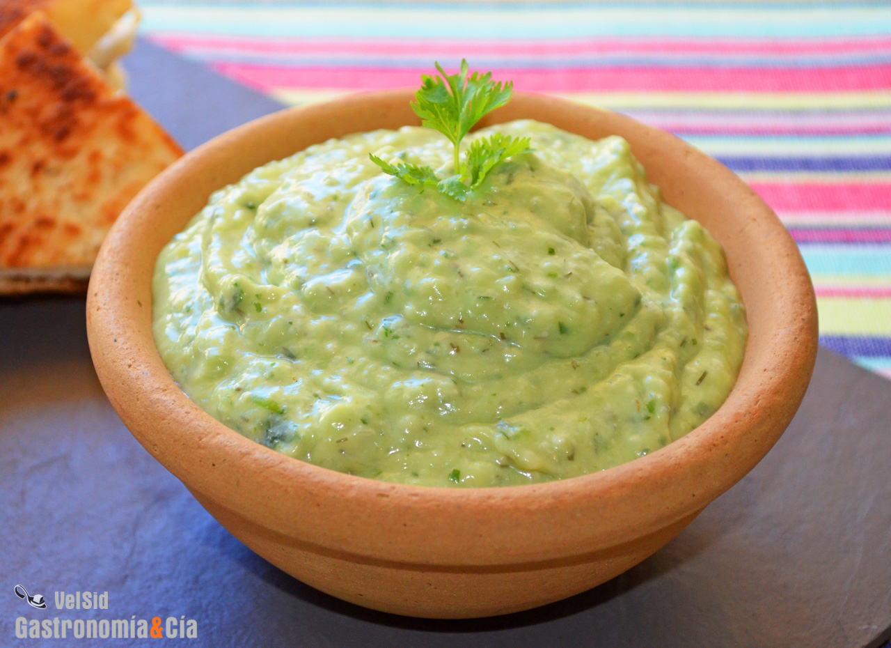 Tzatziki de aguacate y rawmesan