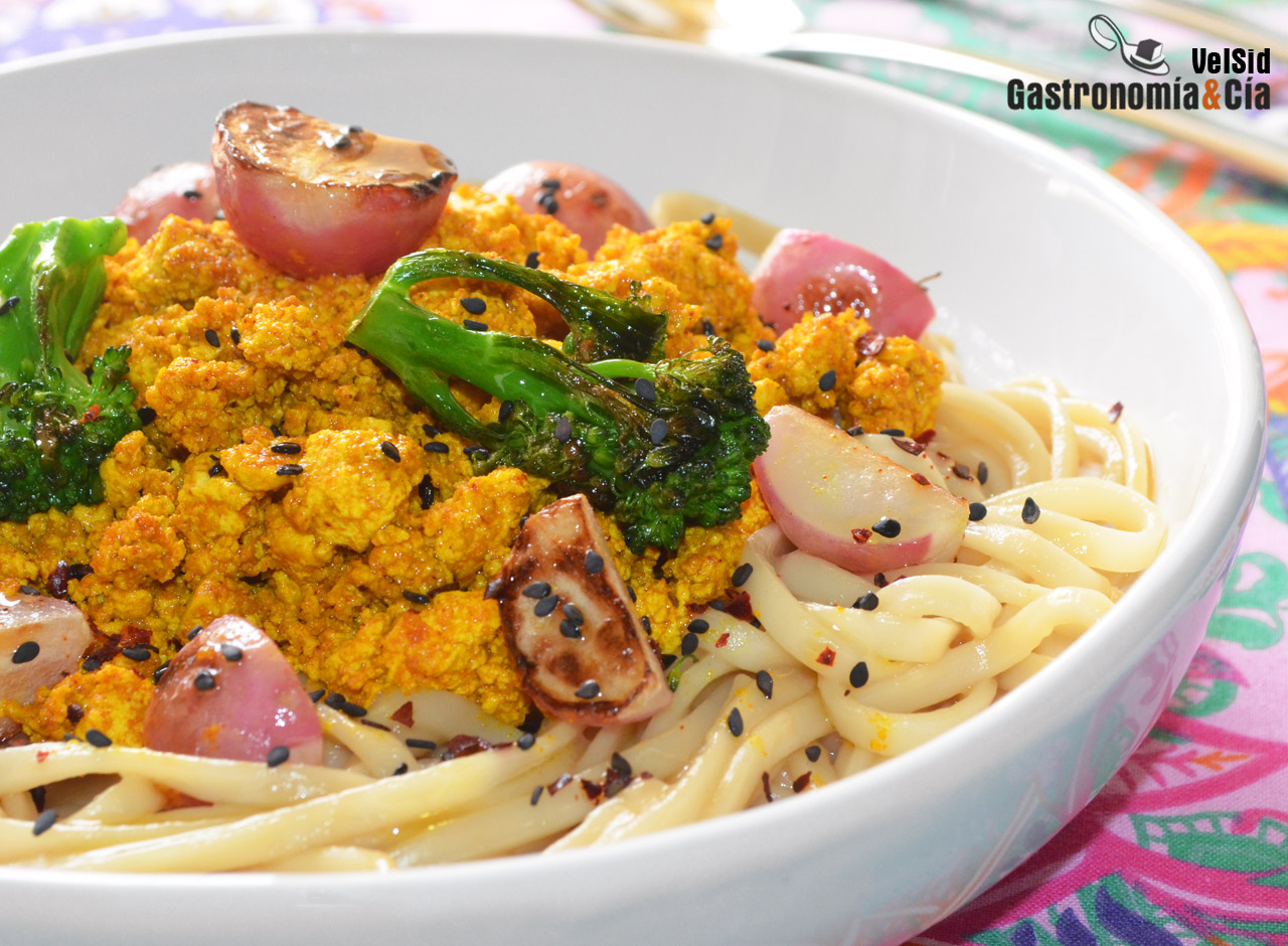 Fideos udon con tofu desmigado y verduritas