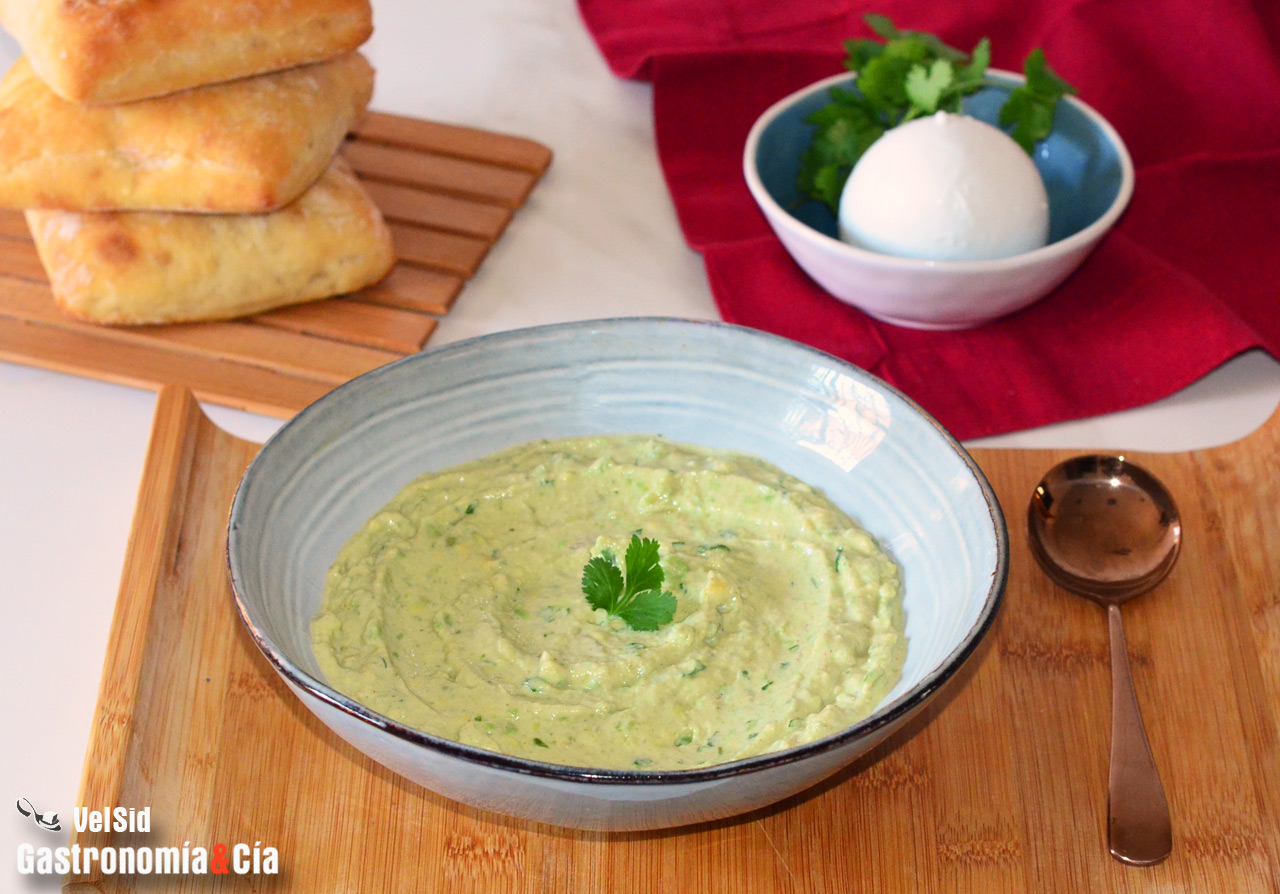 Crema de aguacate, yogur y jalapeño