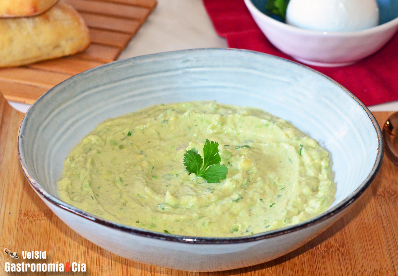 Crema de aguacate, yogur y jalapeño