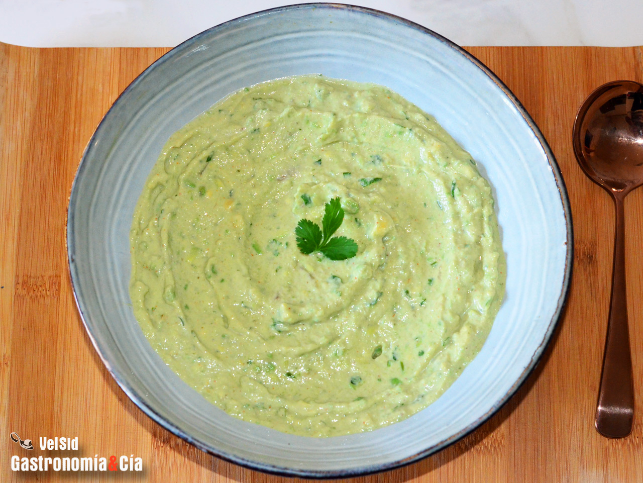 Crema de aguacate, yogur y jalapeño