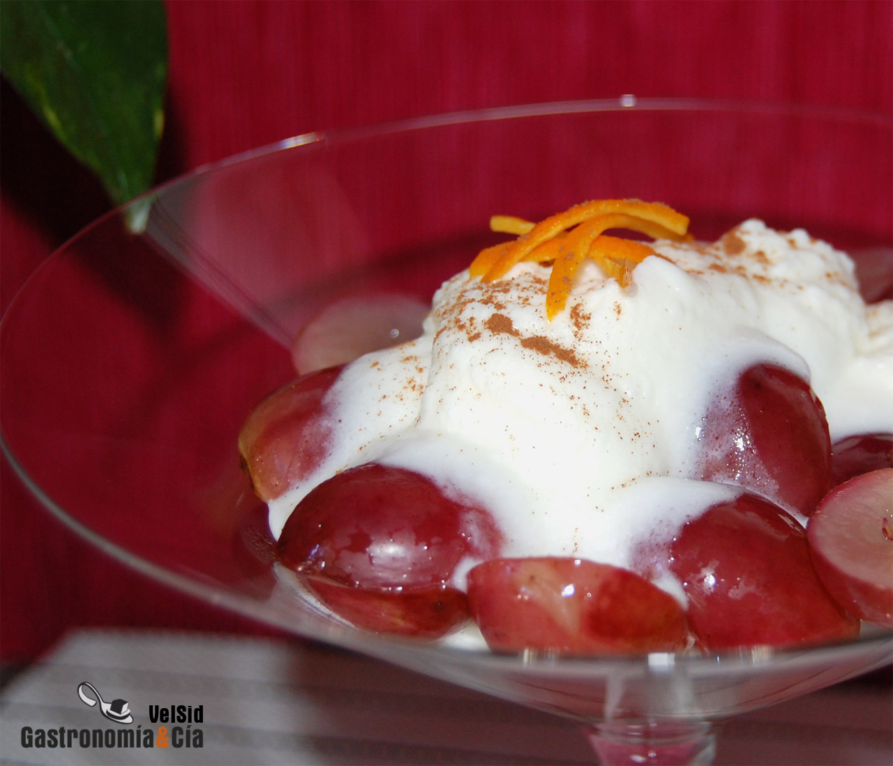 Uvas salteadas con mousse de yogur