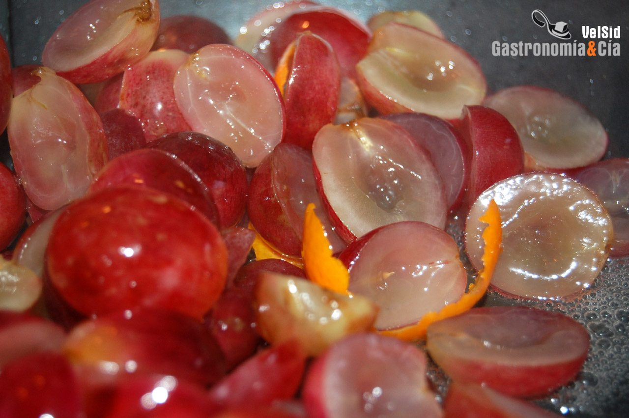 Uvas salteadas con mousse de yogur