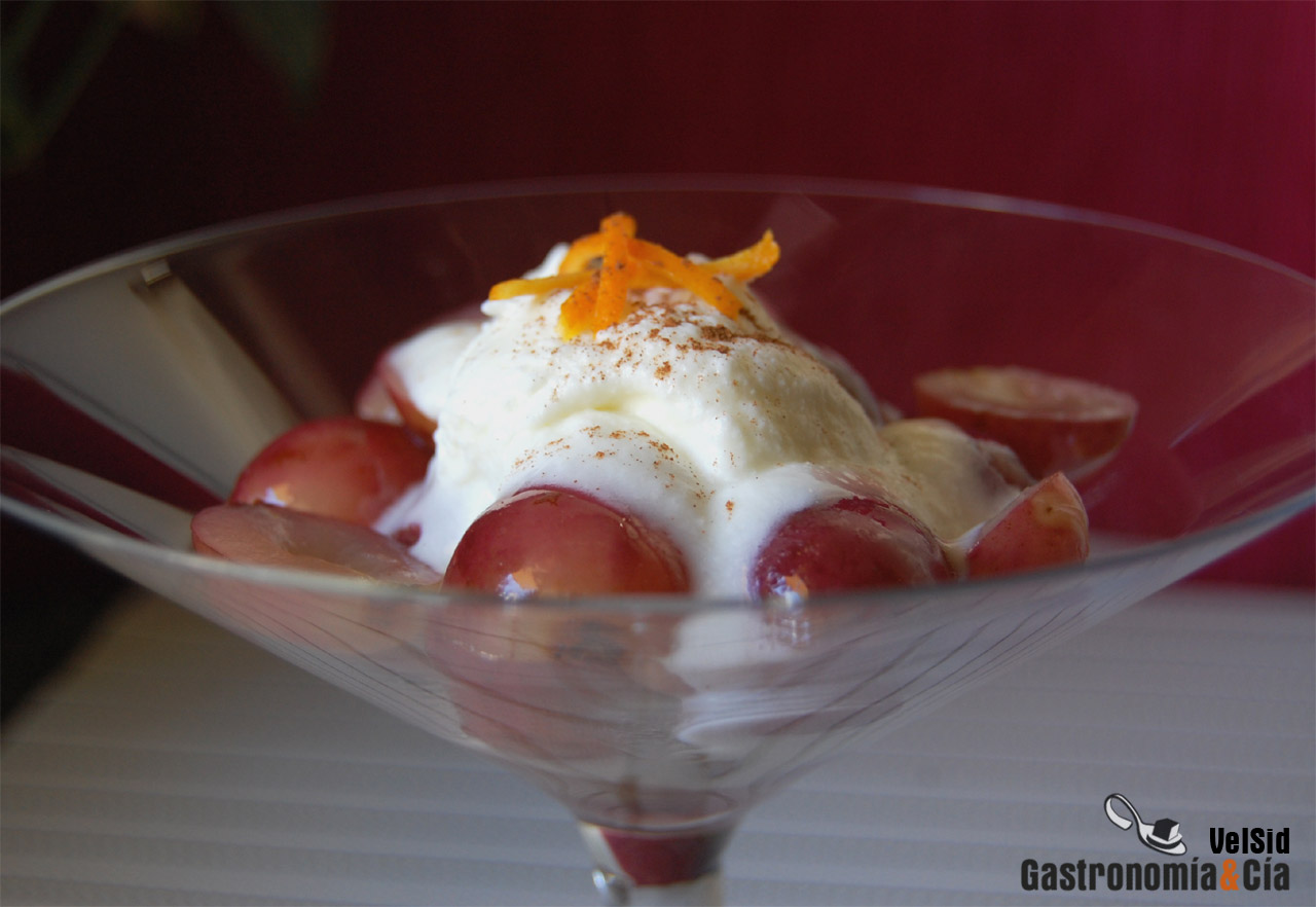 Uvas salteadas con mousse de yogur