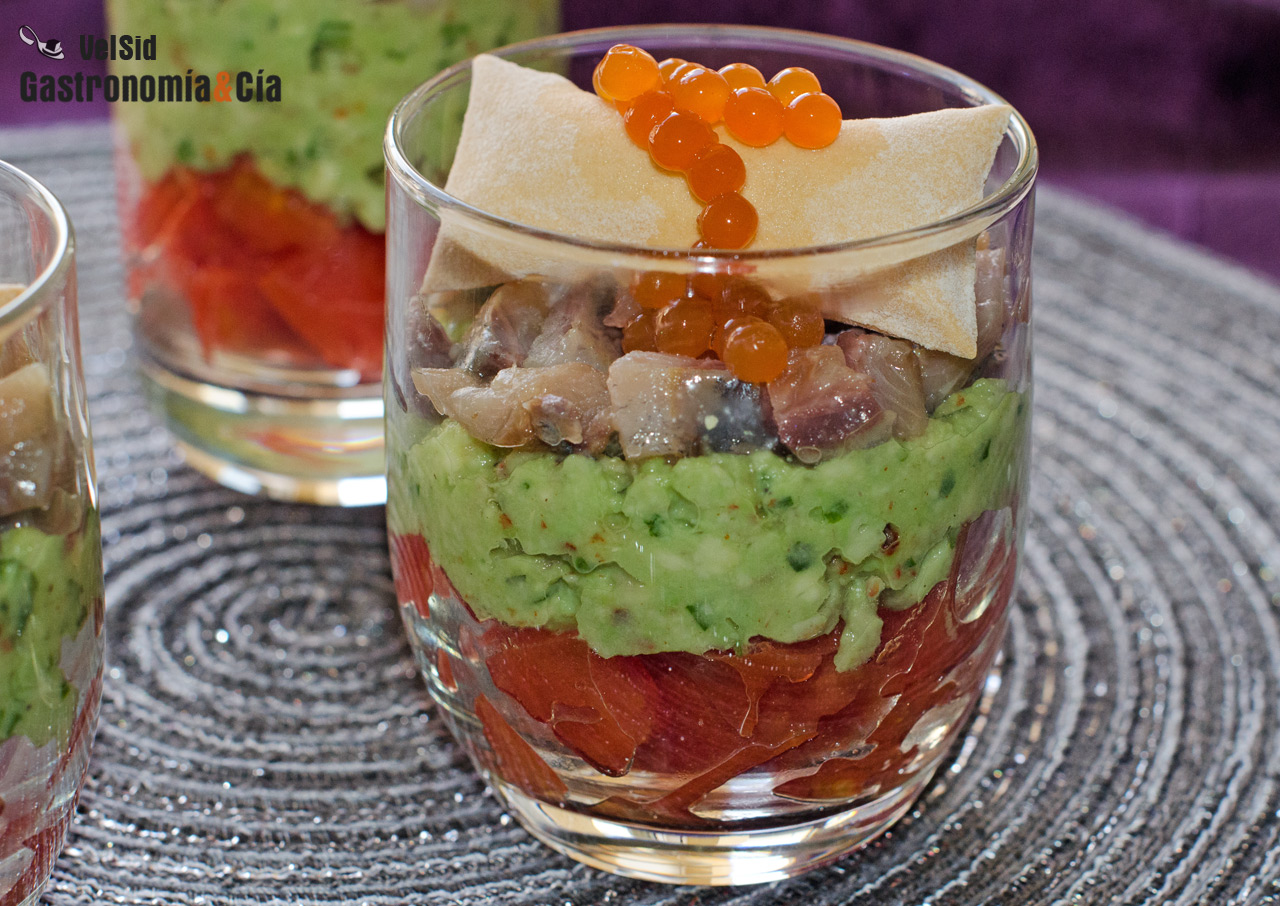 Vasitos de tomate, aguacate y sardina ahumada