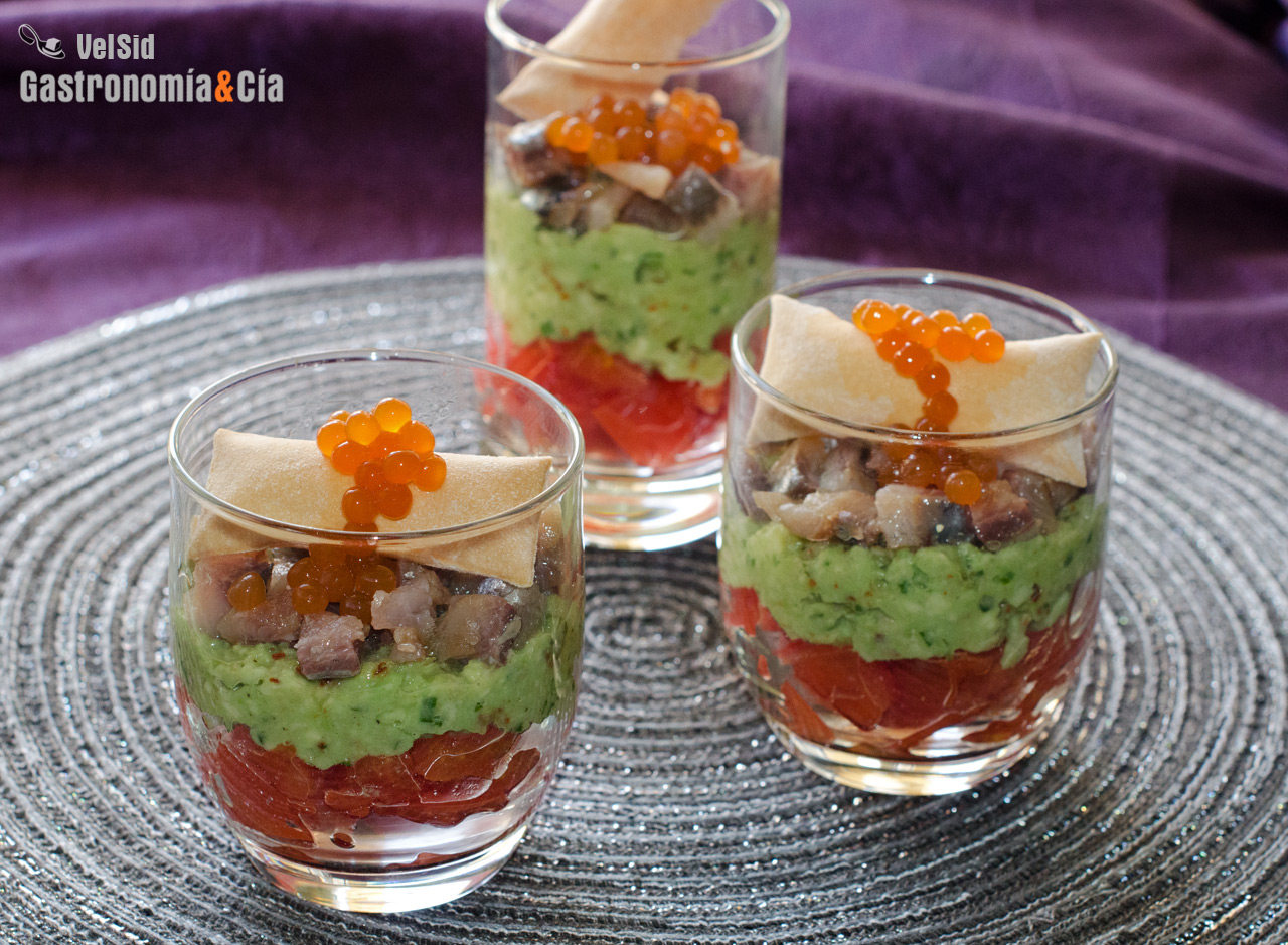 Vasitos de tomate, aguacate y sardina ahumada
