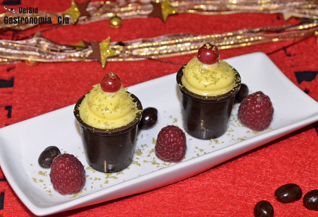 Vasitos de chocolate con lemon curd y frutos rojos